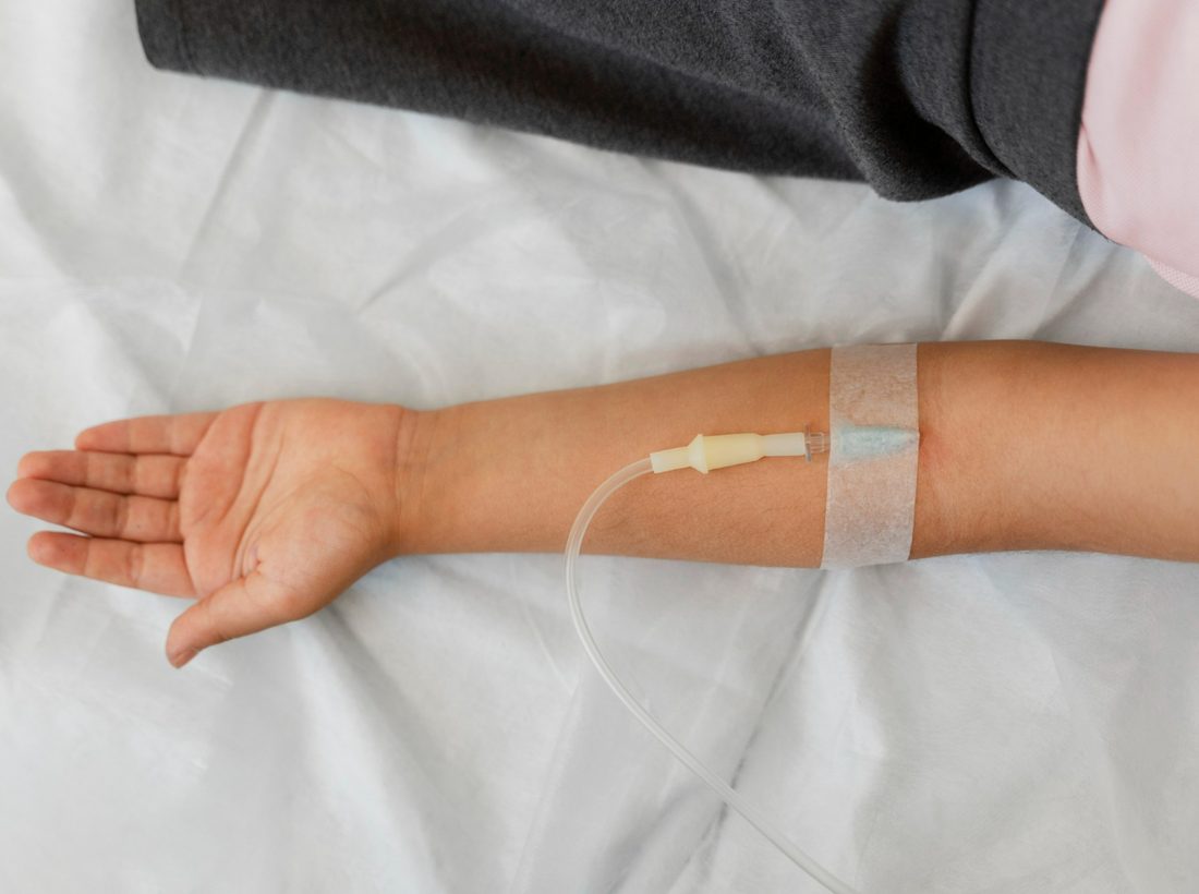 Aplicação de soroterapia intravenosa no Centro de Infusão Longevuz